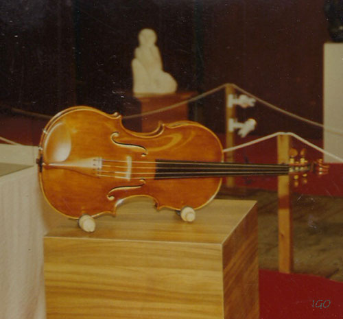 Violon exposé aux Métiers d'Art